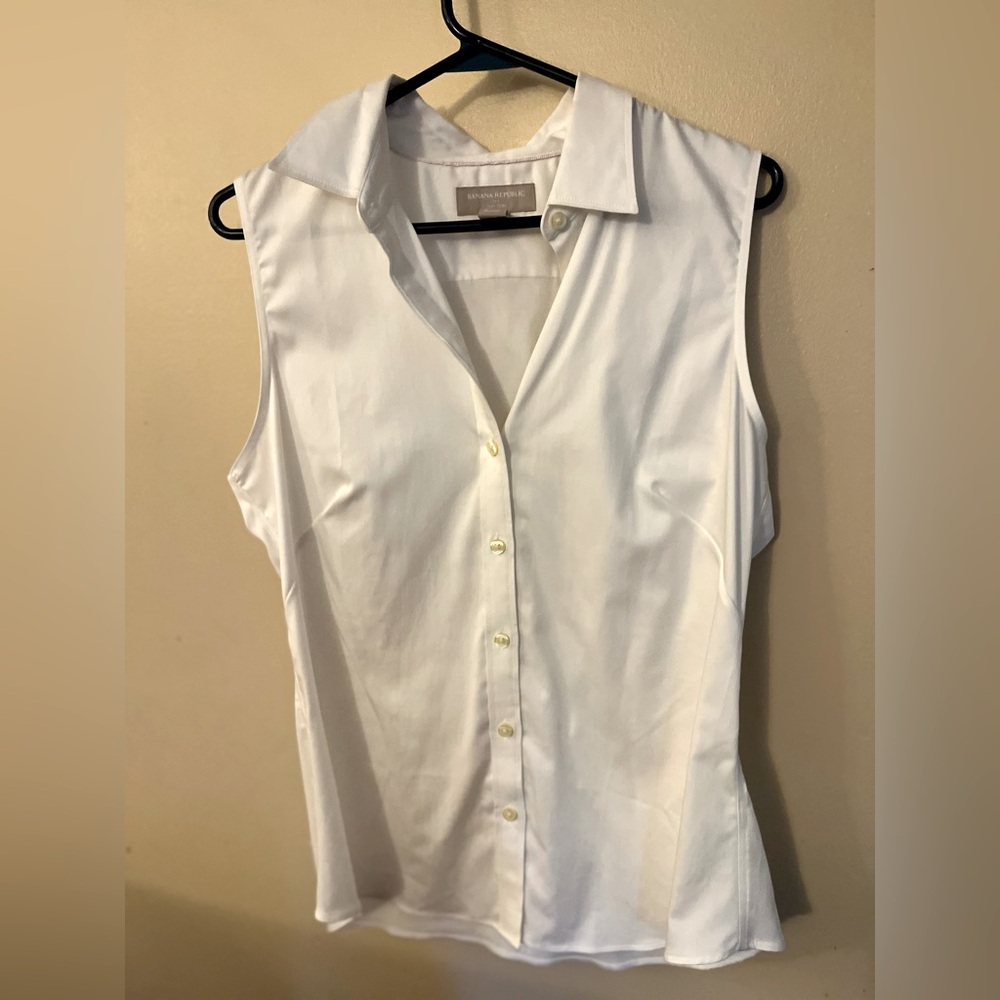 Banana Republic Sleeveless Non Iron Collared Shirt - Size 12. New without Tag.
